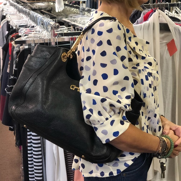 Black ferragamo handbag - Picture 7 of 8